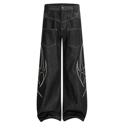 【4/1 發售】菱格紋皮質 刺繡火焰圖騰 彎刀丹寧褲