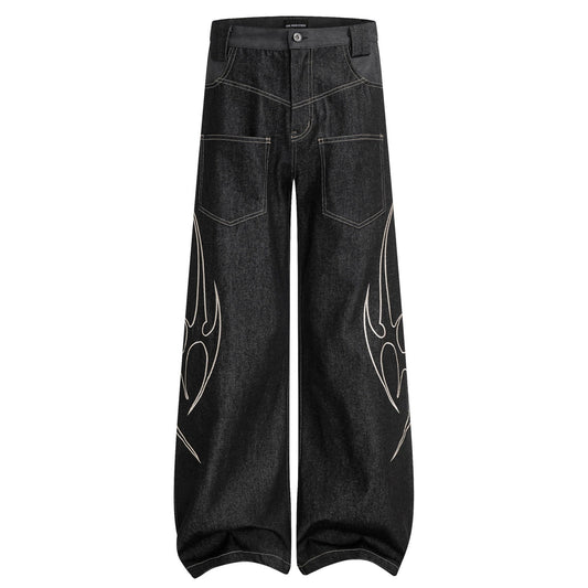 【4/1 發售】菱格紋皮質 刺繡火焰圖騰 彎刀丹寧褲