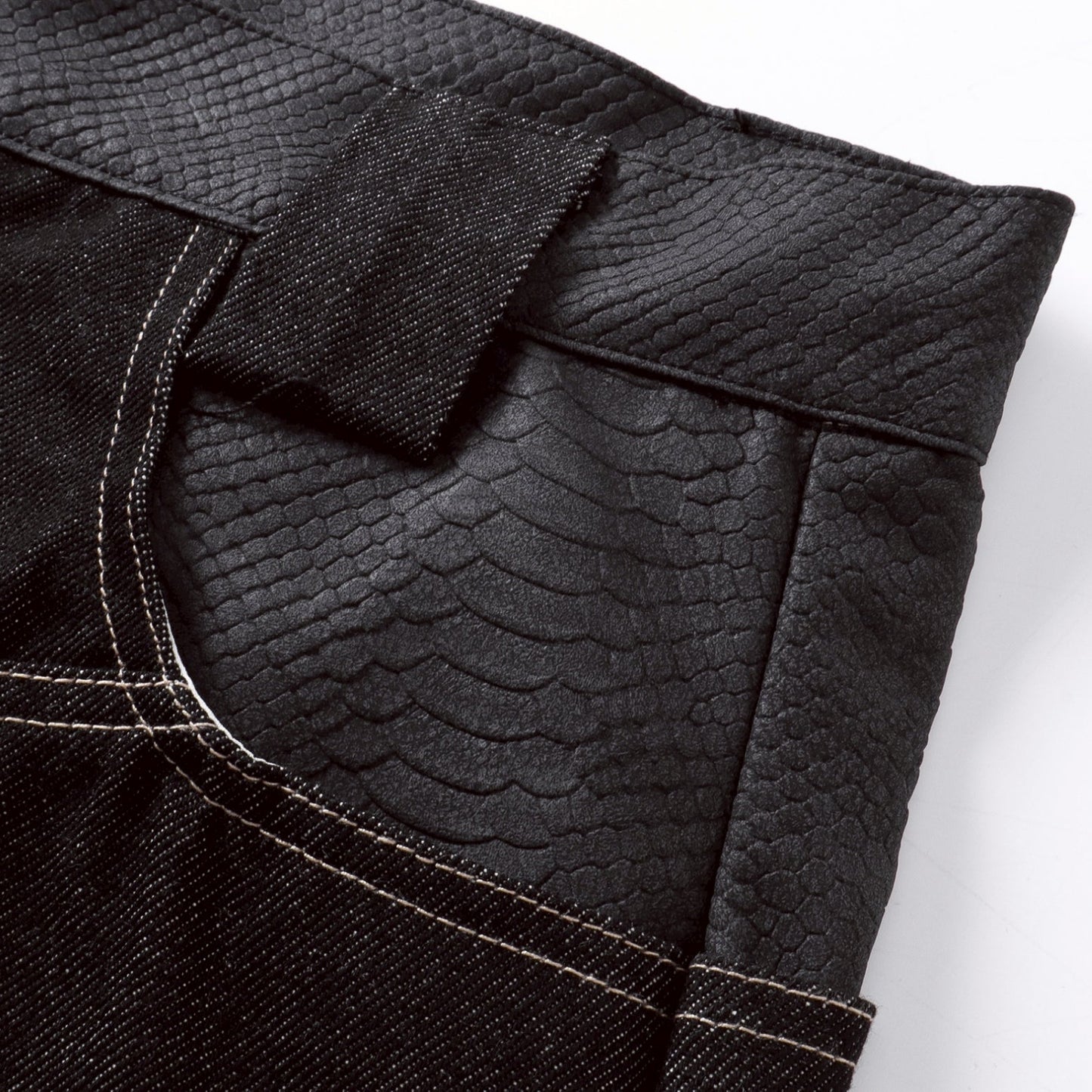 【4/1 發售】菱格紋皮質 刺繡火焰圖騰 彎刀丹寧褲