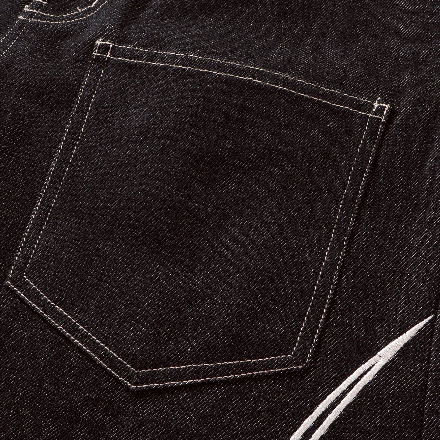 【4/1 發售】菱格紋皮質 刺繡火焰圖騰 彎刀丹寧褲