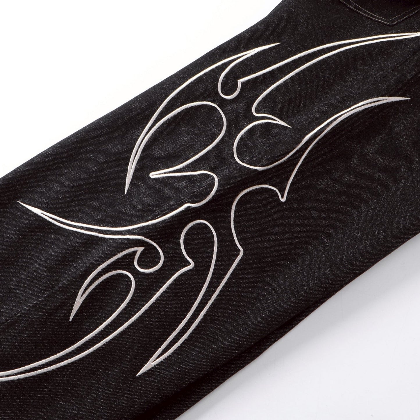 【4/1 發售】菱格紋皮質 刺繡火焰圖騰 彎刀丹寧褲