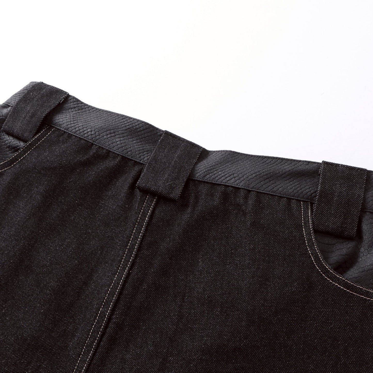 【4/1 發售】菱格紋皮質 刺繡火焰圖騰 彎刀丹寧褲