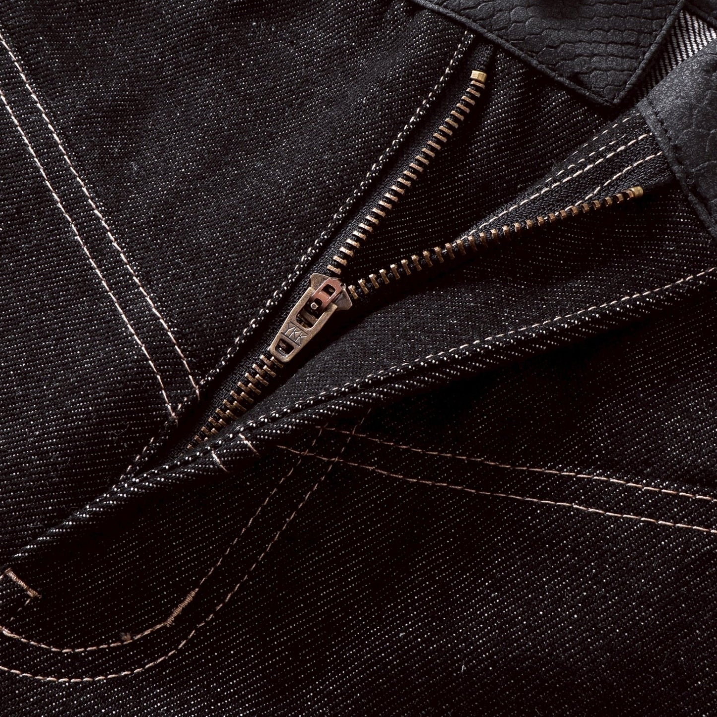 【4/1 發售】菱格紋皮質 刺繡火焰圖騰 彎刀丹寧褲