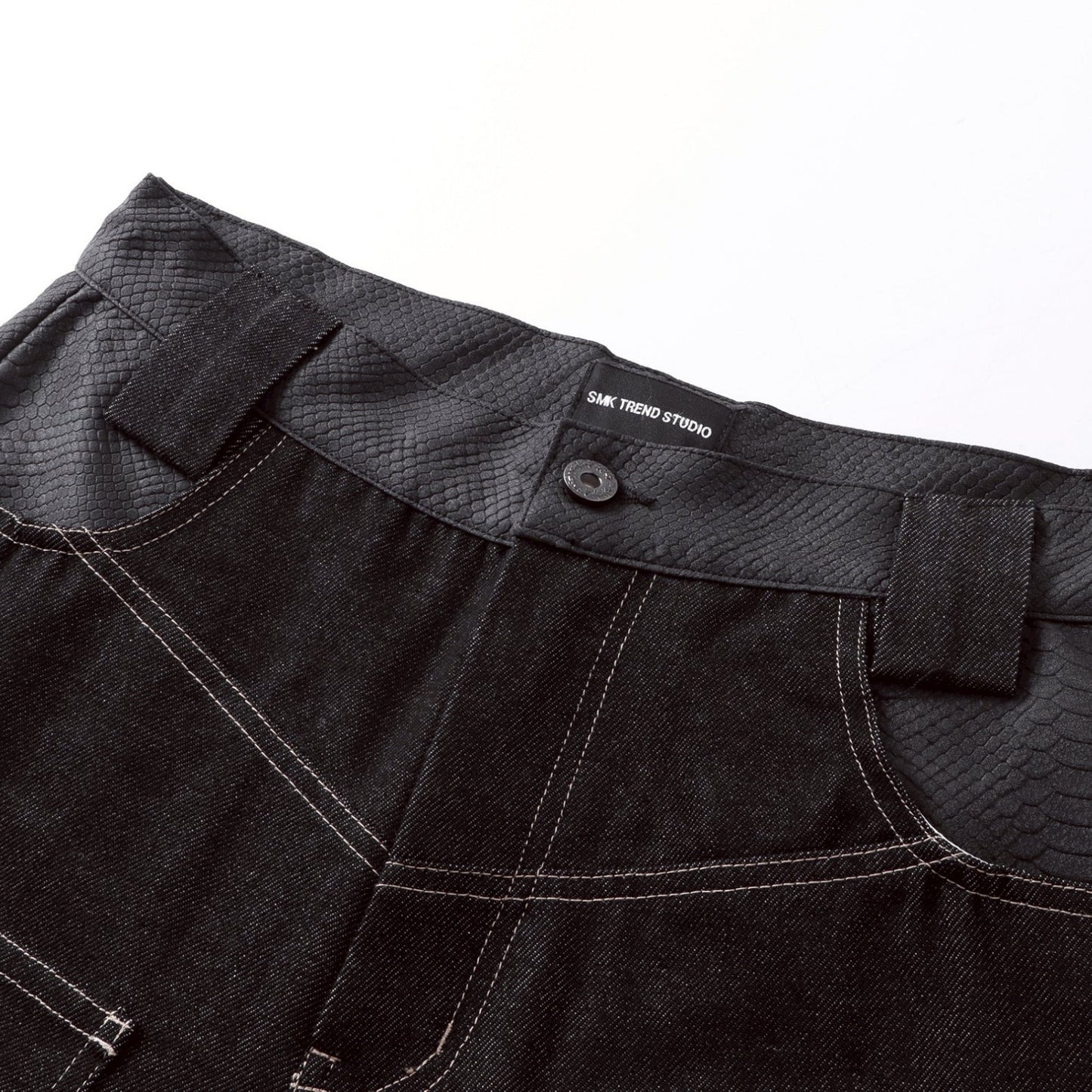 【4/1 發售】菱格紋皮質 刺繡火焰圖騰 彎刀丹寧褲